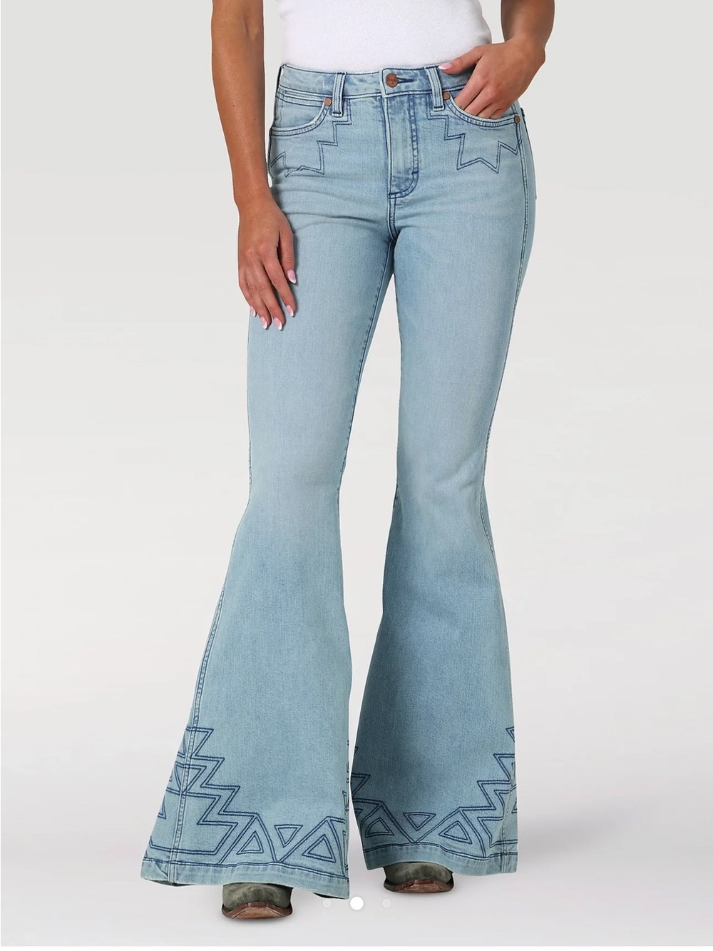 Wrangler Retro Women's High
Rise Embellished Trumpet Flare -
Size 28x32     #16